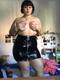 Gonna in latex e tettone